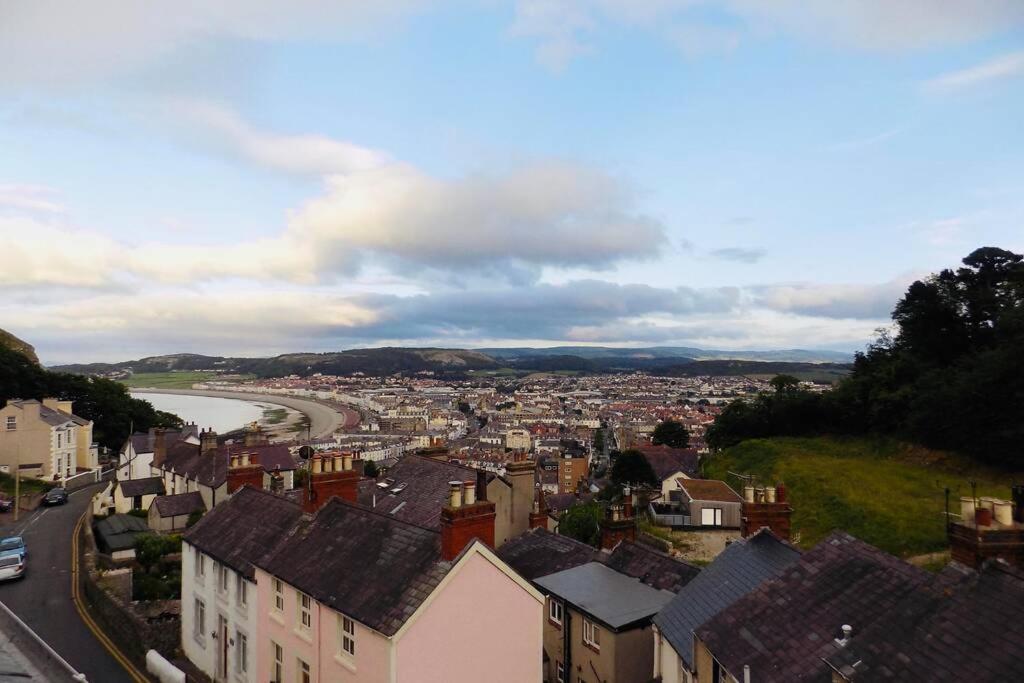 Beautiful Townhouse On The Great Orme, Pet Friendly Holiday home Llandudno