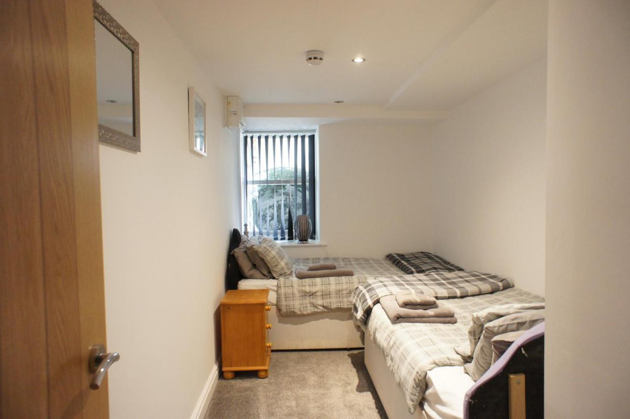 Llewellyn Avenue Apartment