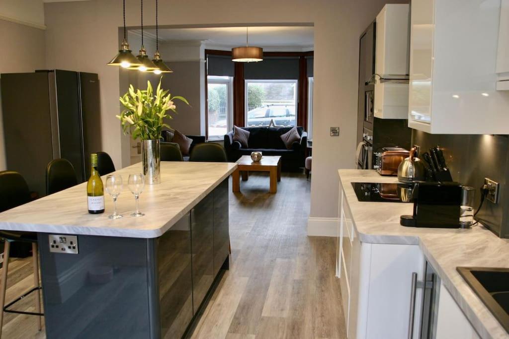 5-bedroom In West Shore,