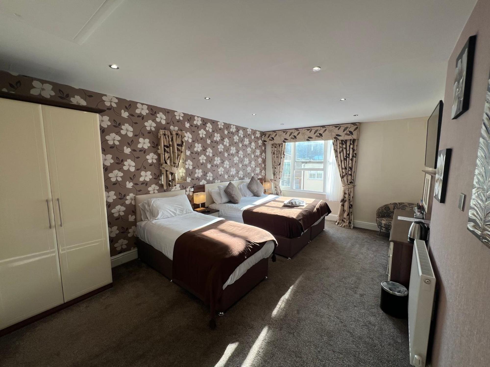 Lauriston & Lawton Court Hotel 4*