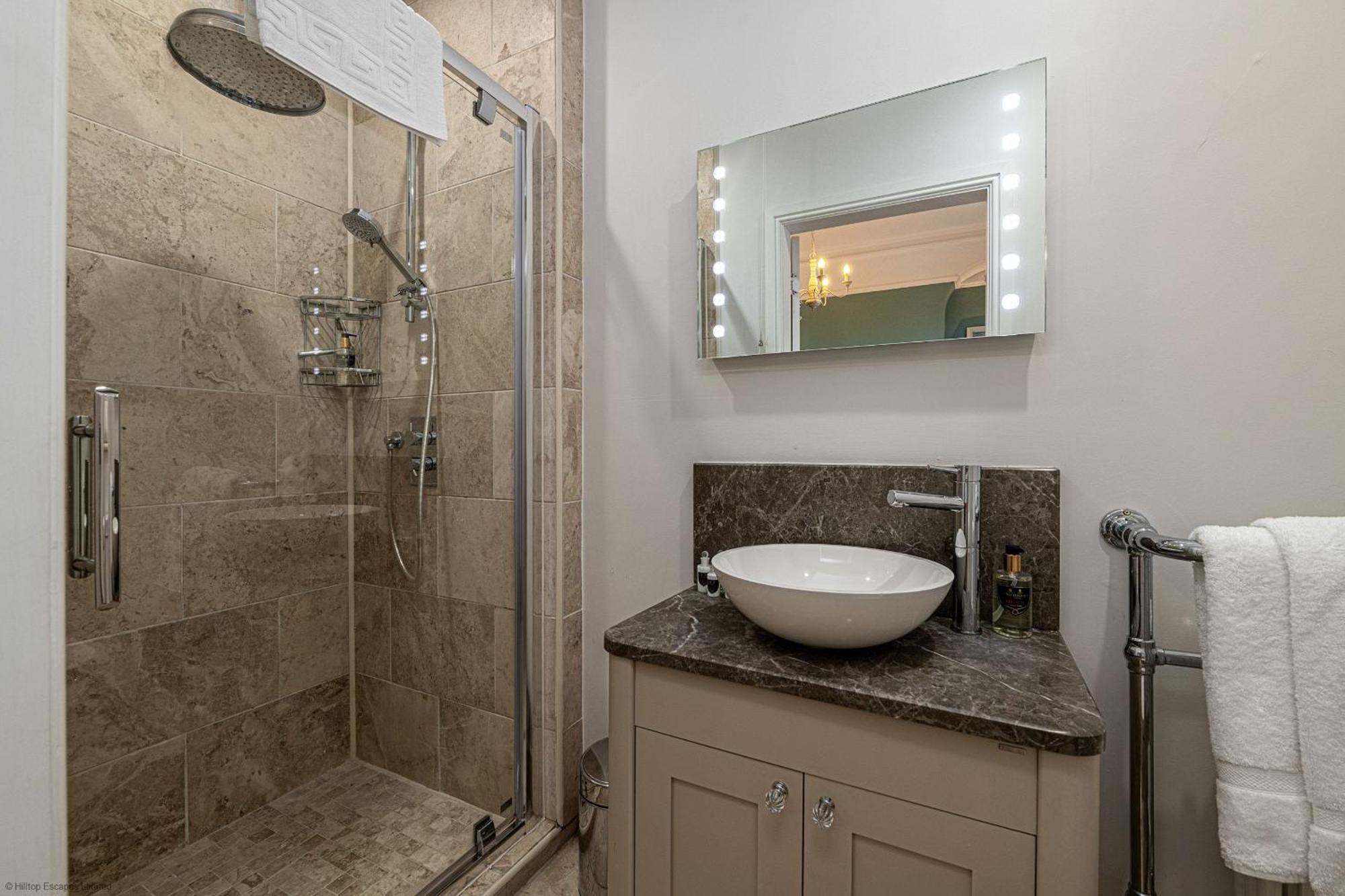 No22, - Stylish & Cosy Period Apartment, With Hot Tub & Private Parking Llandudno