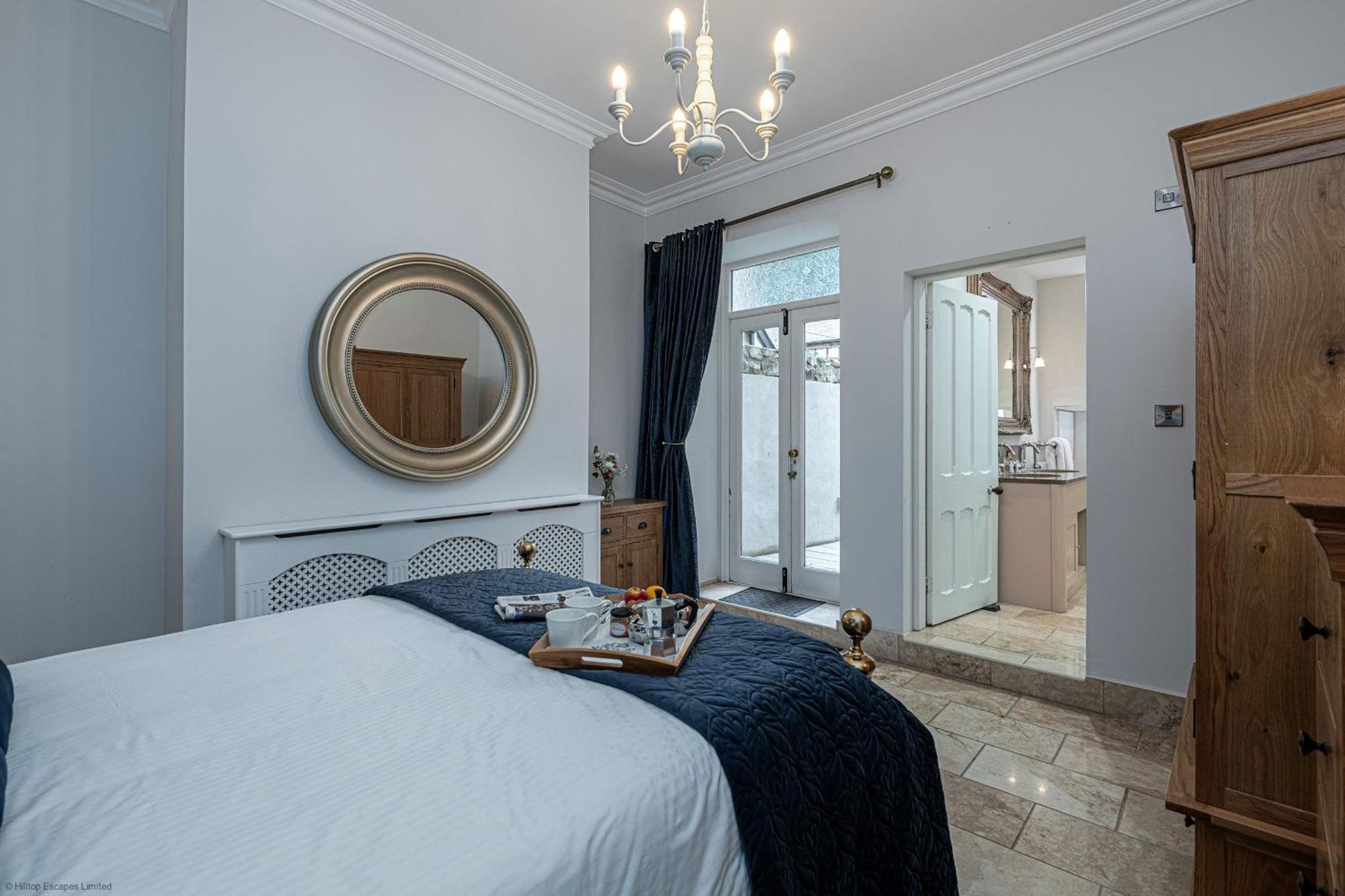 No22, - Stylish & Cosy Period Apartment, With Hot Tub & Private Parking
