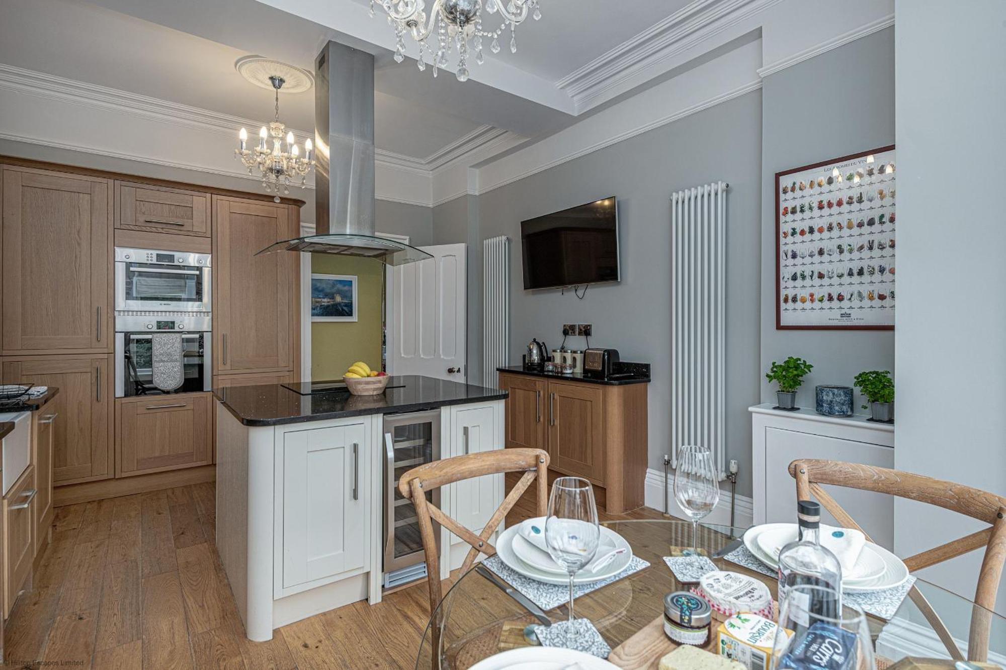 Holiday home No22, - Stylish & Cosy Period Apartment, With Hot Tub & Private Parking *