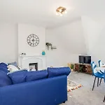 Beautiful Newly Refurbished Apartment Close To The Promenade.