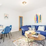 Beautiful Newly Refurbished Apartment Close To The Promenade.