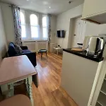 Mostyn Villa 4 Studio Free Private Parking
