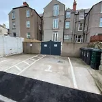 Central Llandudno, Private Parking Near To Beach, Pier & Shops