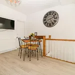 \'Llandudno Central\' - 2 Bed Luxury Flat, Close To Town And Beaches
