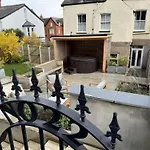 No22, Llandudno - Stylish & Cosy Period Apartment, With Hot Tub & Private Parking