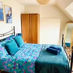 Lovely Big 3 Bedroom Maisonette Close To The Beach