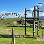 Orme Villa, Hot Tub, Llandudno, Stunning Views , Sleeps 12