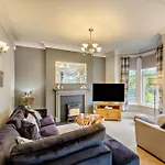 Ty Llwyd - Luxury Holiday Home Sleeping 8, Hot Tub Available