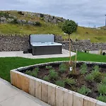Orme Villa, Hot Tub, Llandudno, Stunning Views , Sleeps 12