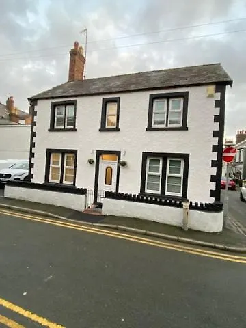 Family Cottage In Llandudno With Parking