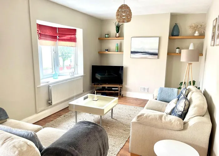 Lovely Big 3 Bedroom Maisonette Close To The Beach