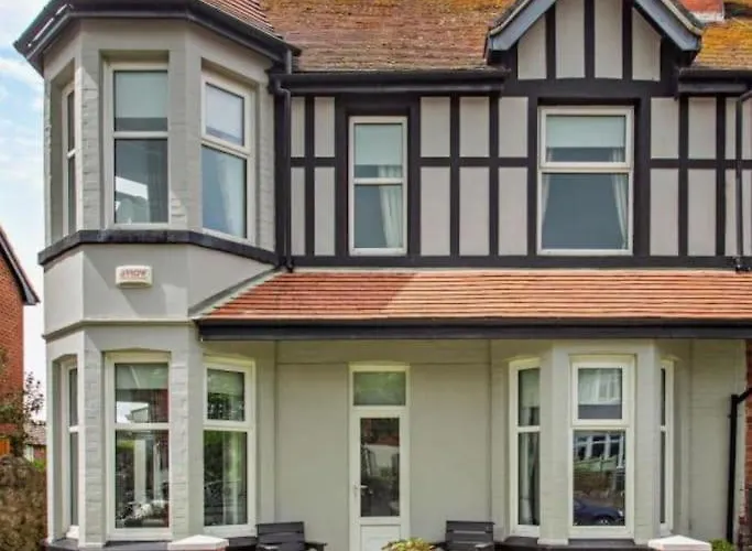 Ty Llwyd - Luxury Holiday Home Sleeping 8, Hot Tub Available