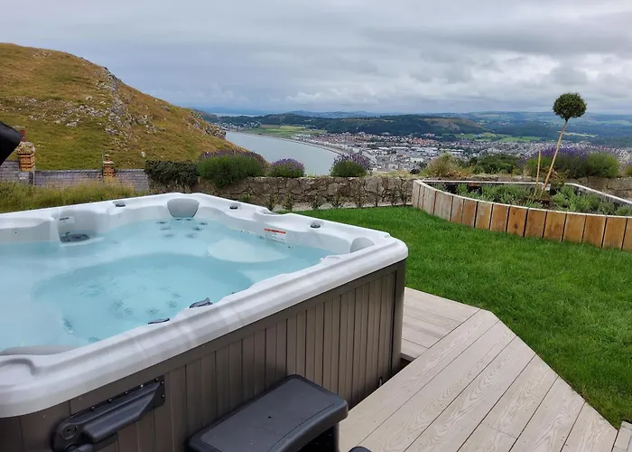 Orme Villa, Hot Tub, Llandudno, Stunning Views , Sleeps 12