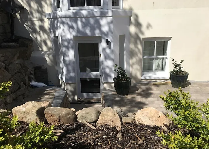 Llewellyn Avenue Apartment