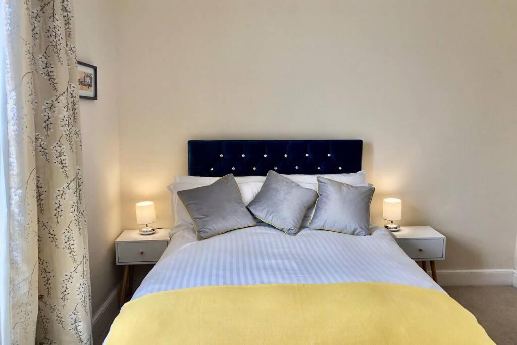 Mostyn 2 Free Private Parking *