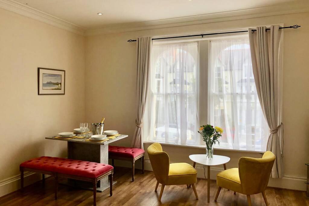 Mostyn 2 Free Private Parking Apartment