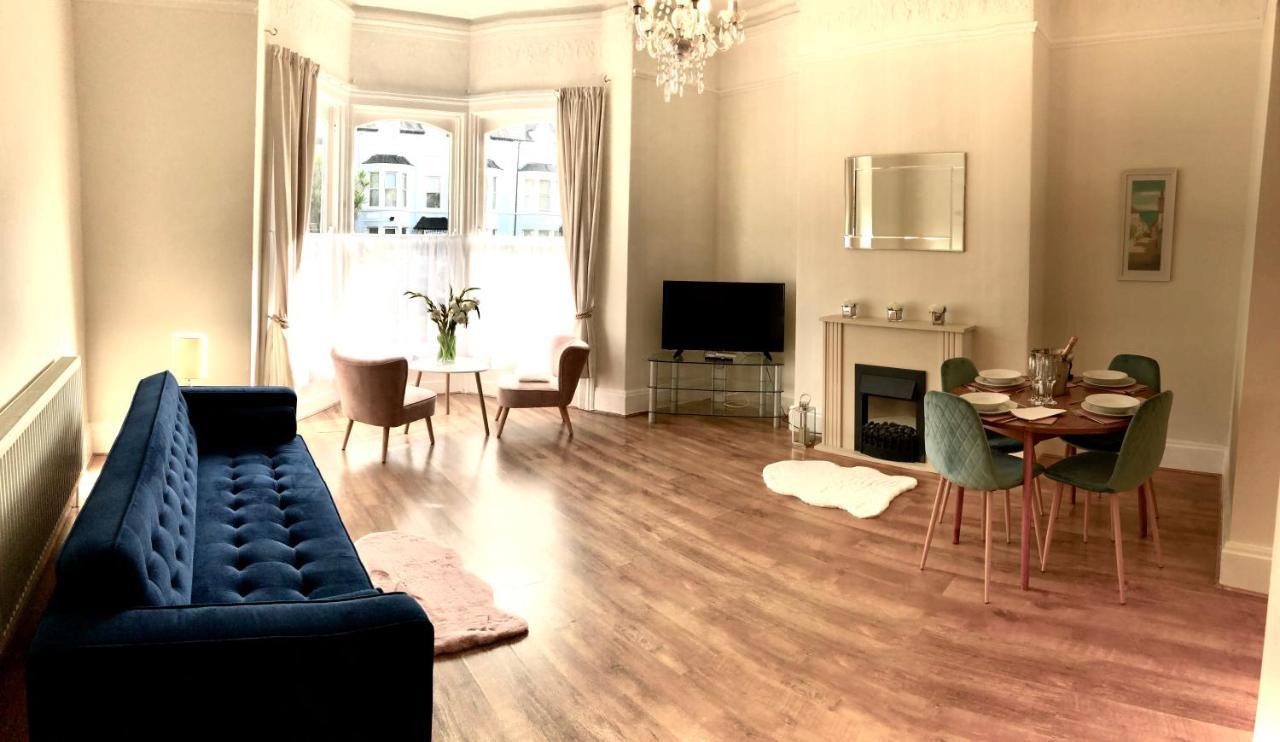Mostyn Free Private Parking Apartment *