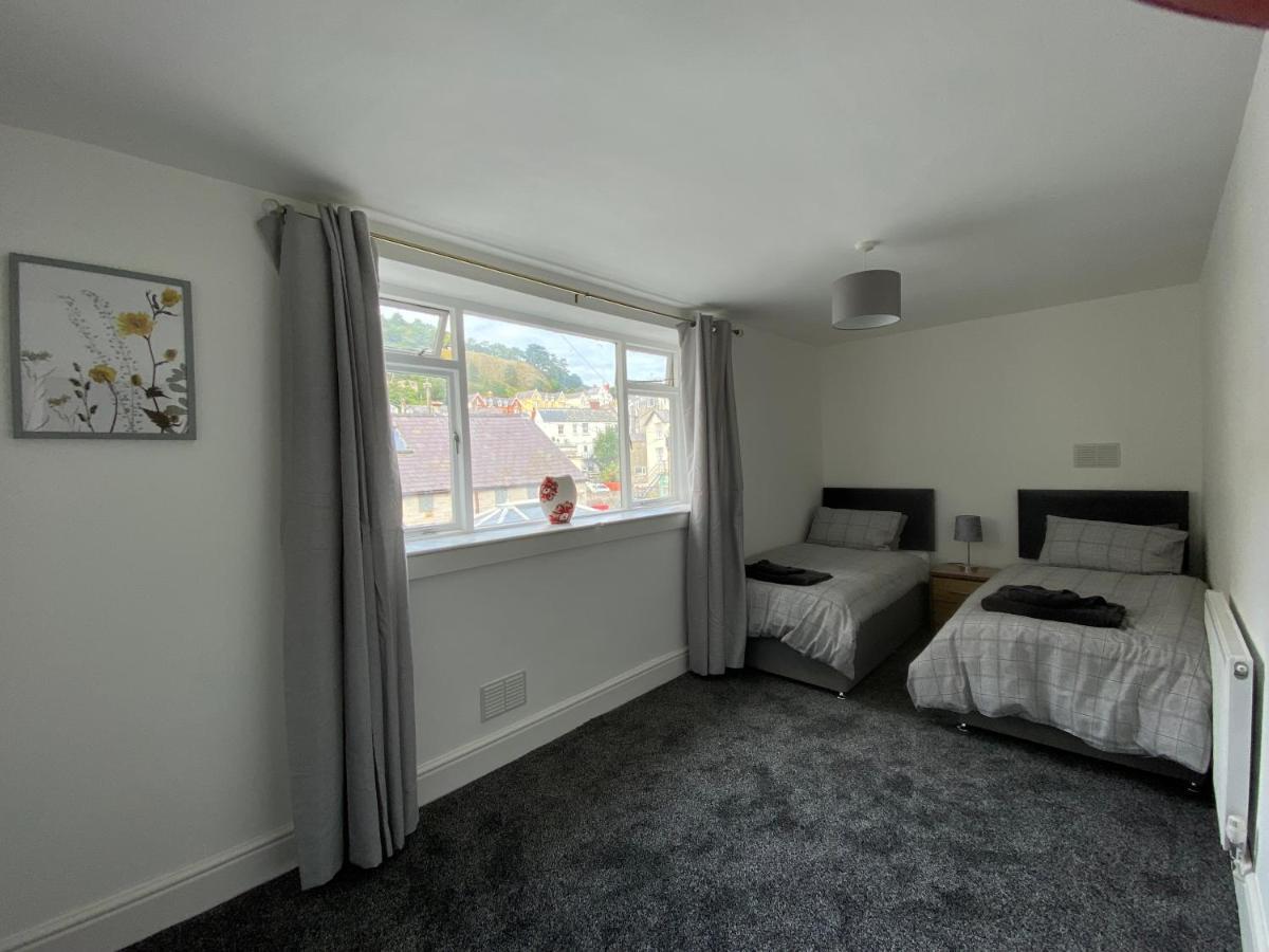 Spacious First Floor 3 Bed Mostyn Street Apartment *