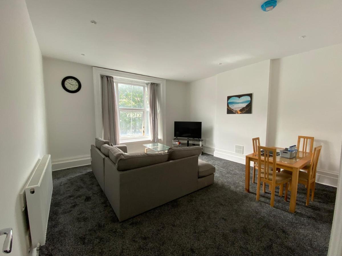 Apartment Spacious First Floor 3 Bed Mostyn Street