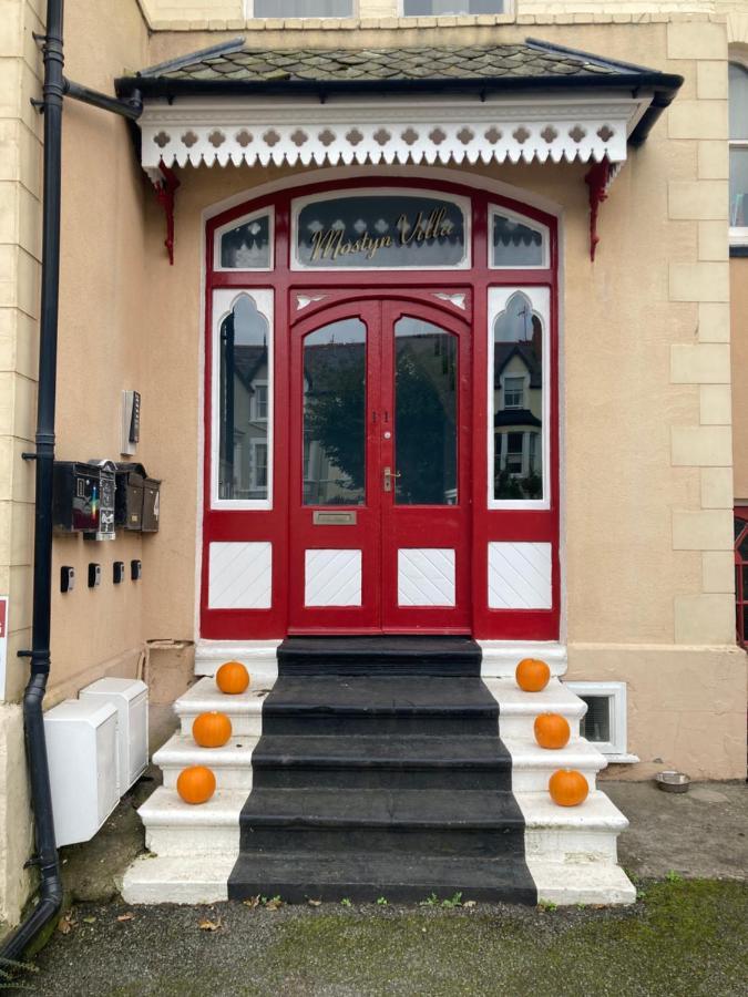 Mostyn Free Private Parking Apartment