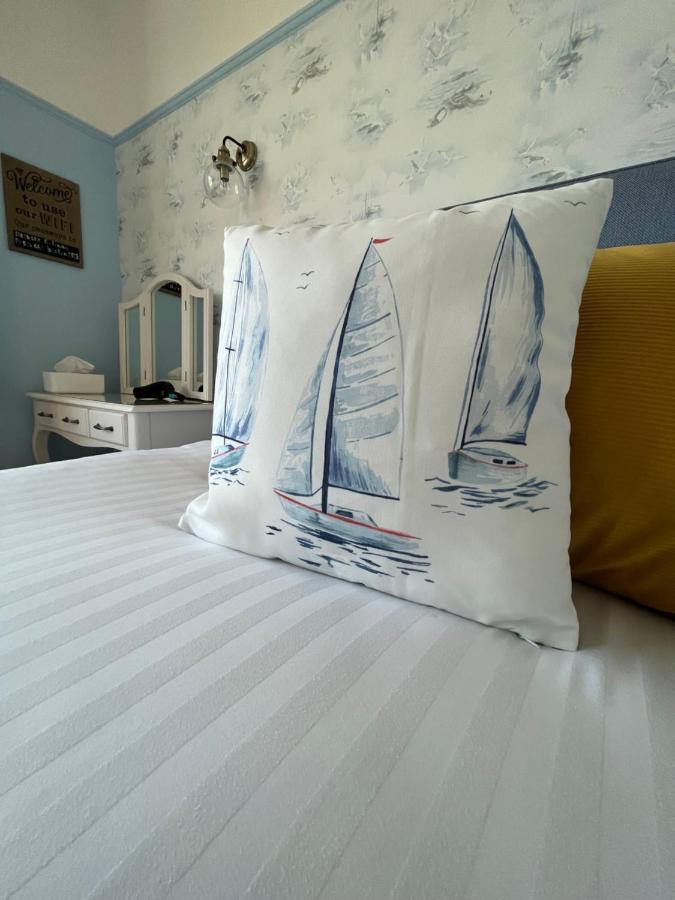 Between The Bays Exclusively For Adults Guest house