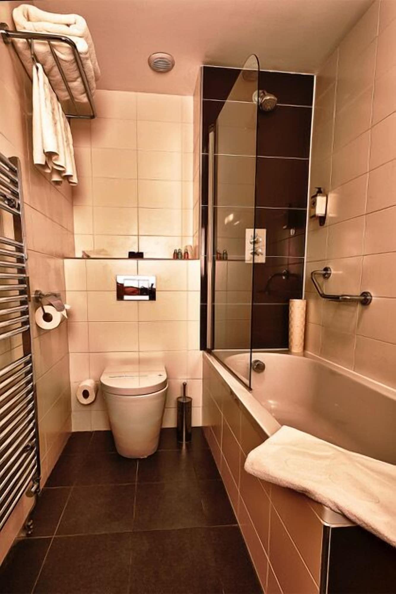 Space Boutique - With Free Private Car Park Guest house