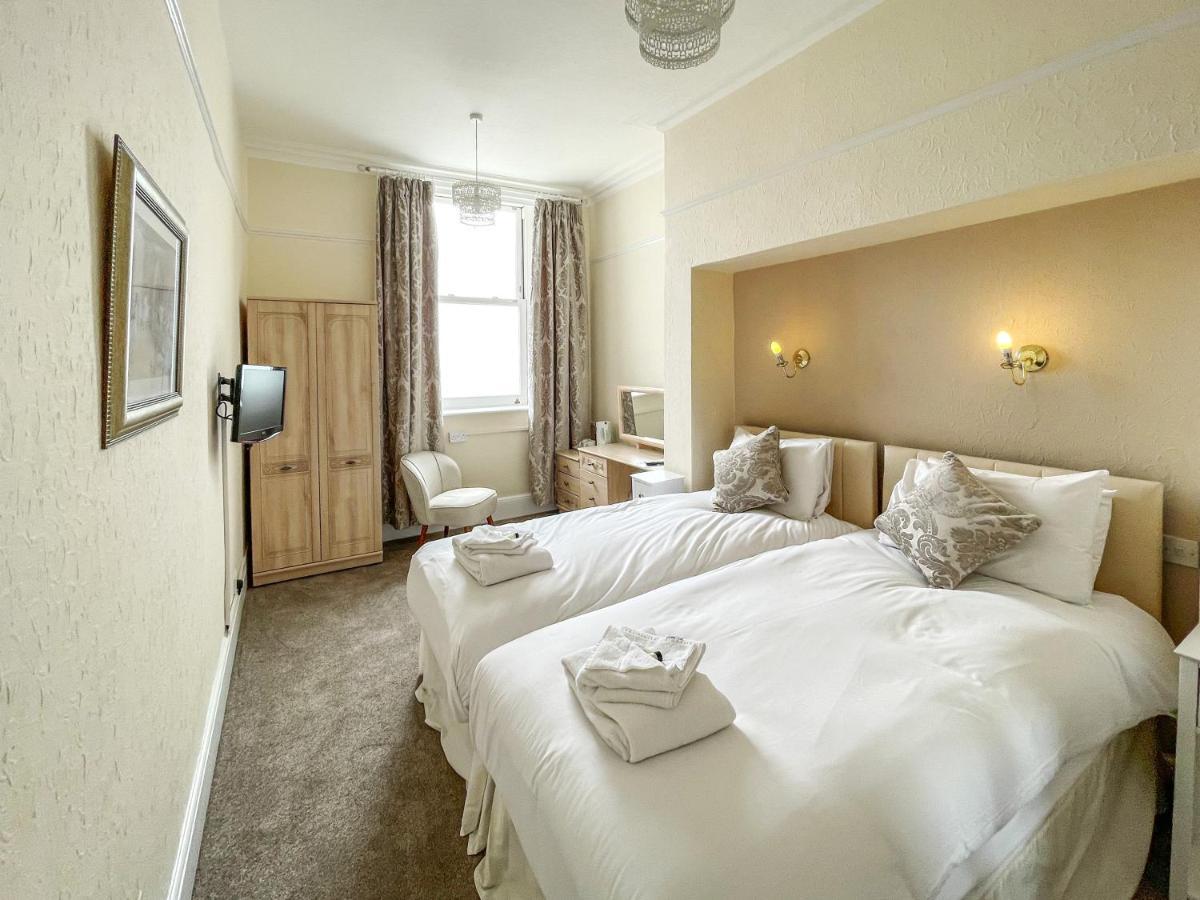 St Kilda 3*