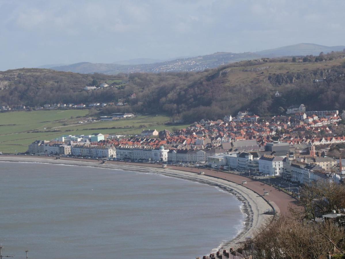 3 St Davids Place * Llandudno