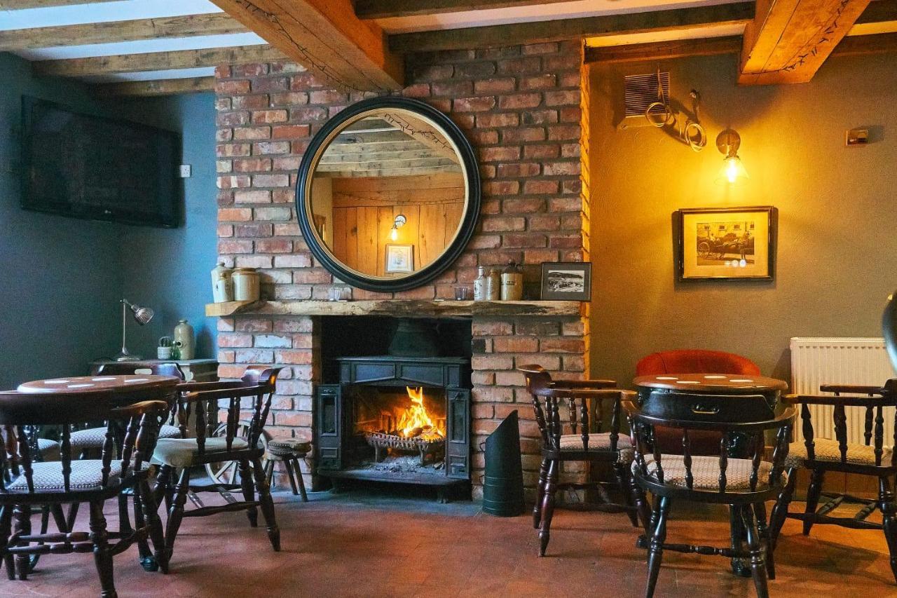 Apartment Apartment, Quirky Pub With Tropical Beer Garden *