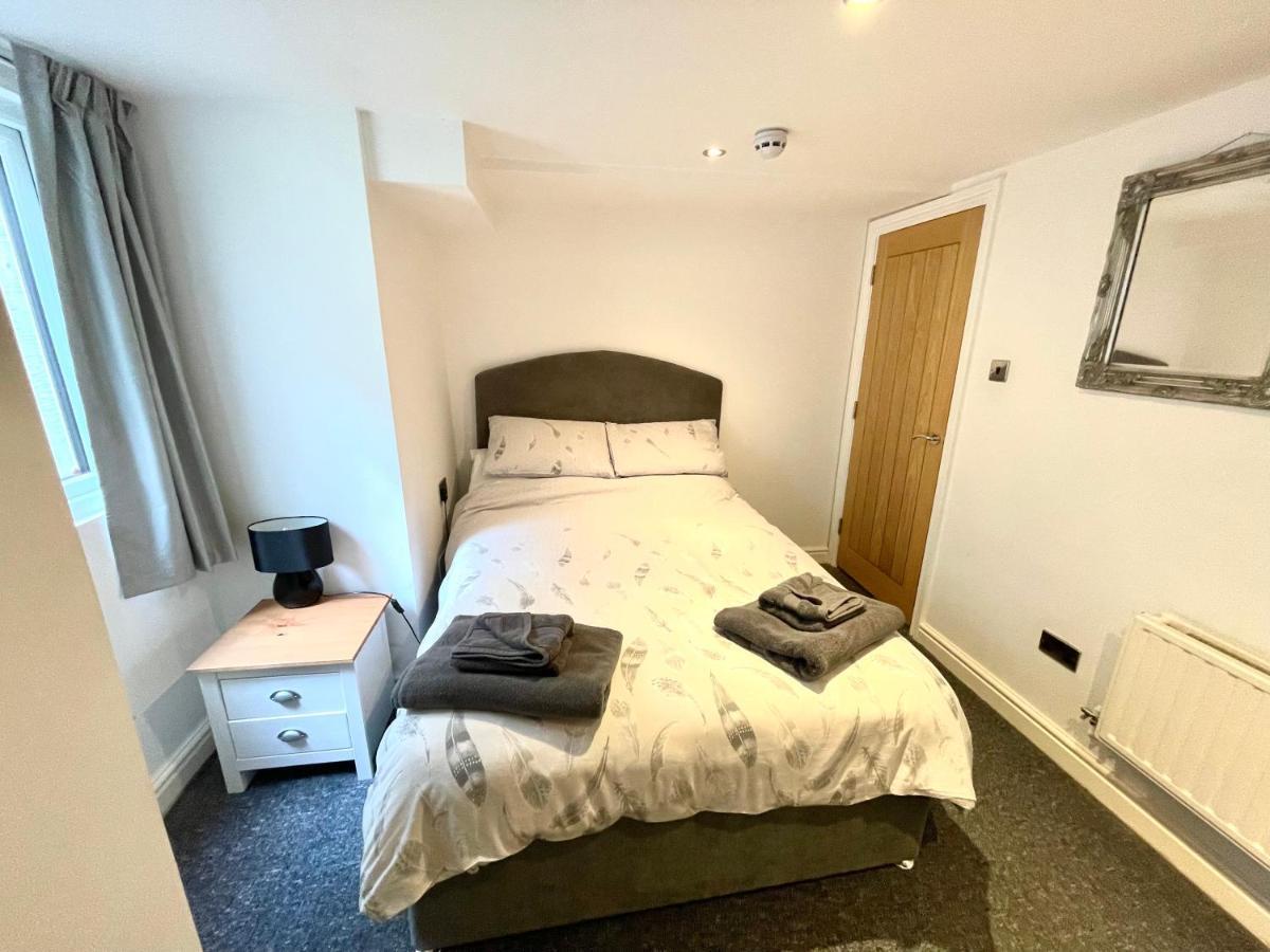 Llewellyn Avenue Apartment