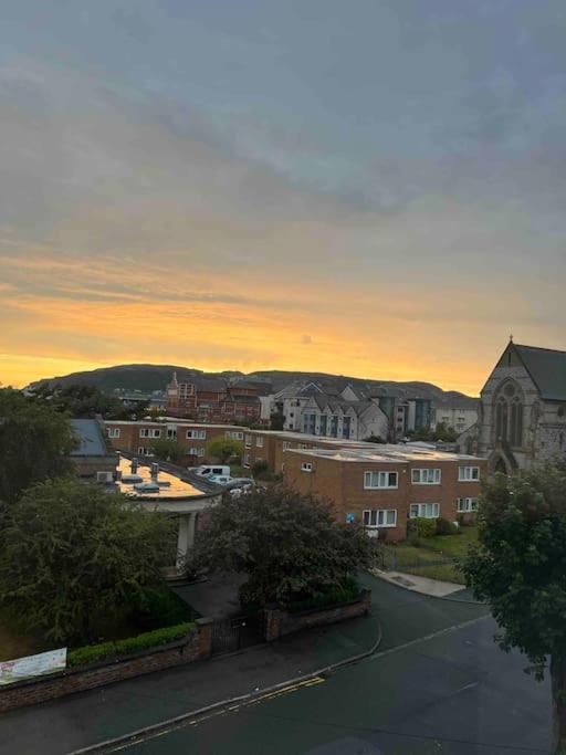 Beautiful Newly Refurbished Close To The Promenade. Apartment