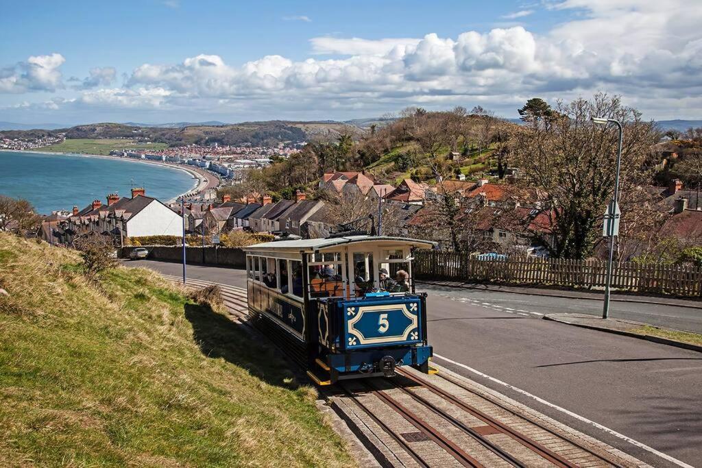 Beautiful Newly Refurbished Close To The Promenade. Llandudno