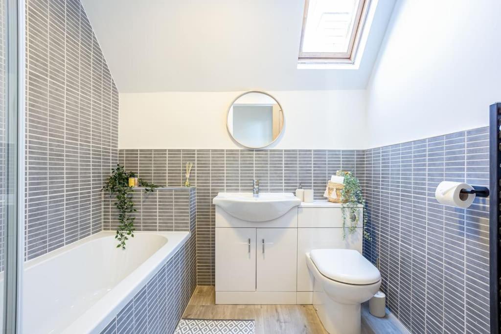 Beautiful Newly Refurbished Close To The Promenade. Apartment *