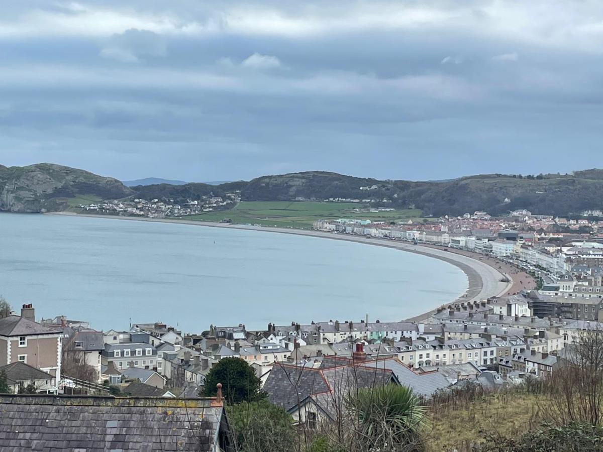 Beautifully Presented Victorian Within Walking Distance To * Llandudno