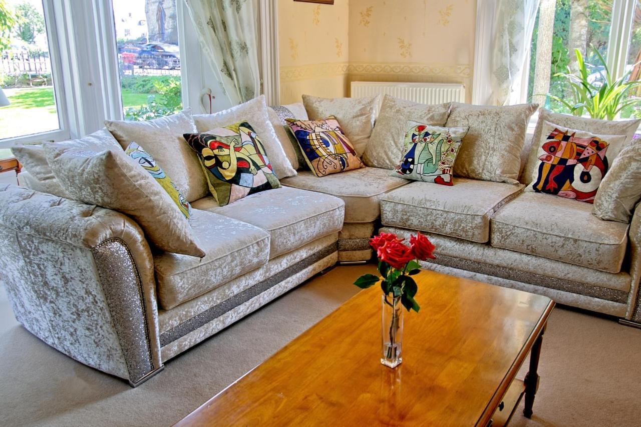 Guest house Holcombe House Llandudno