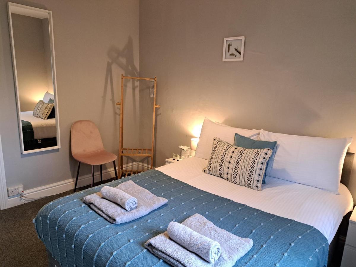 Apartment Apartment, Quirky Pub With Tropical Beer Garden *