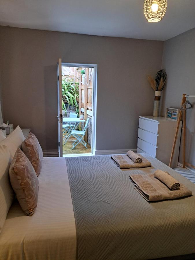 Apartment, Quirky Pub With Tropical Beer Garden *