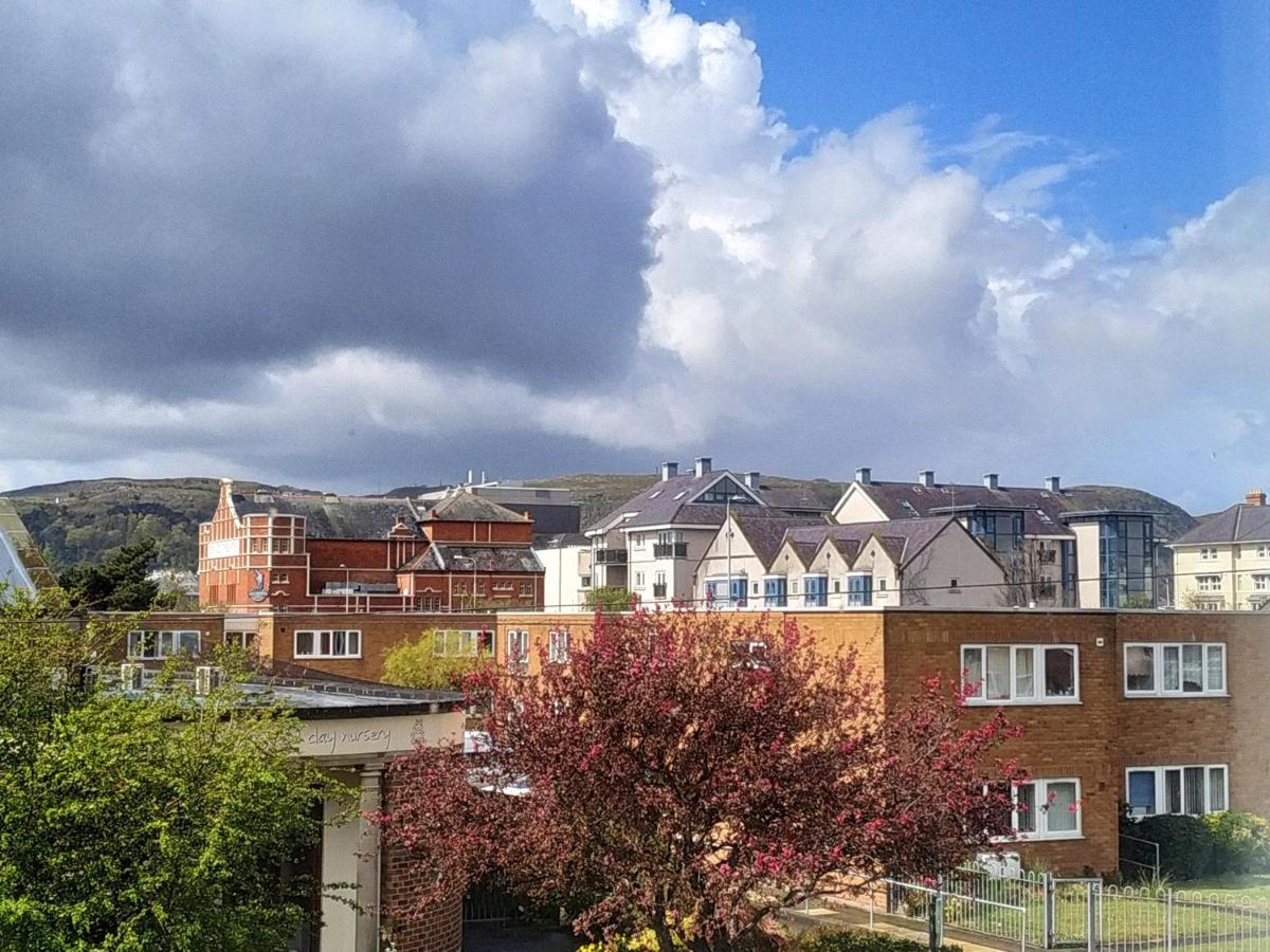 Apartment Modern 2bed Close To The Promenade & Theatre *