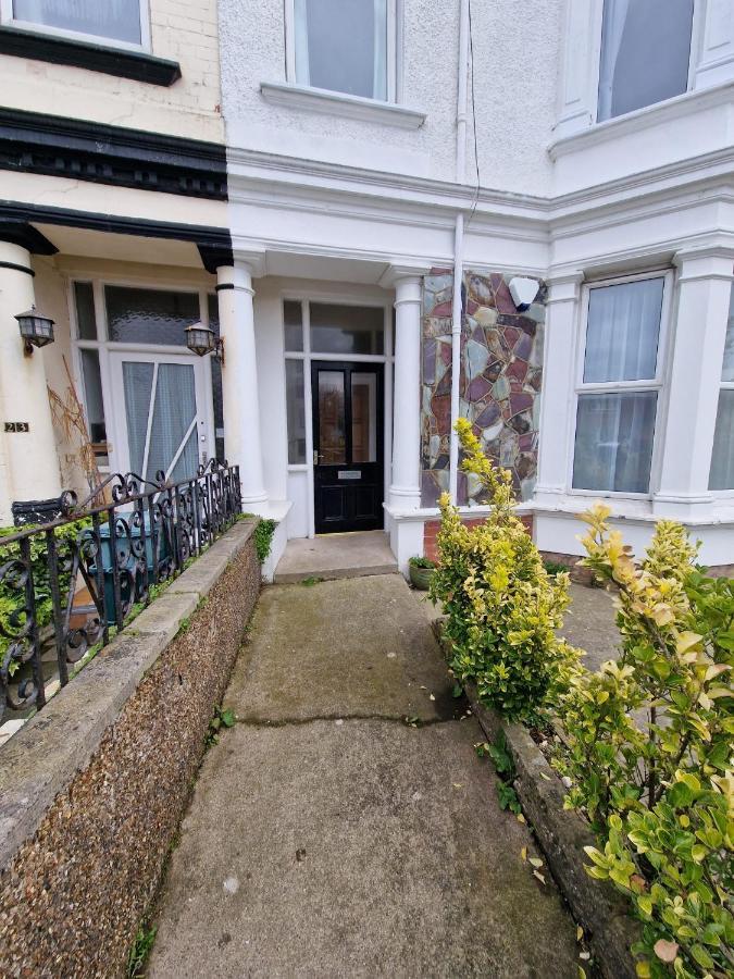 Apartment Modern 2bed Close To The Promenade & Theatre *