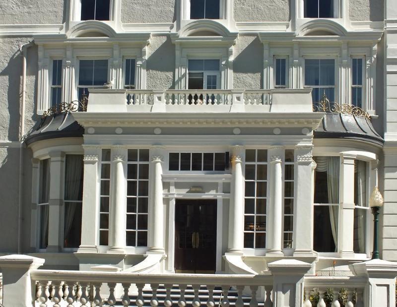 St George's - Hotel