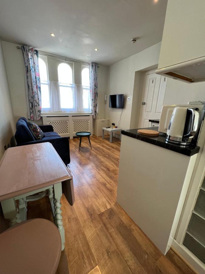 Mostyn 4 Free Private Parking Apartment *