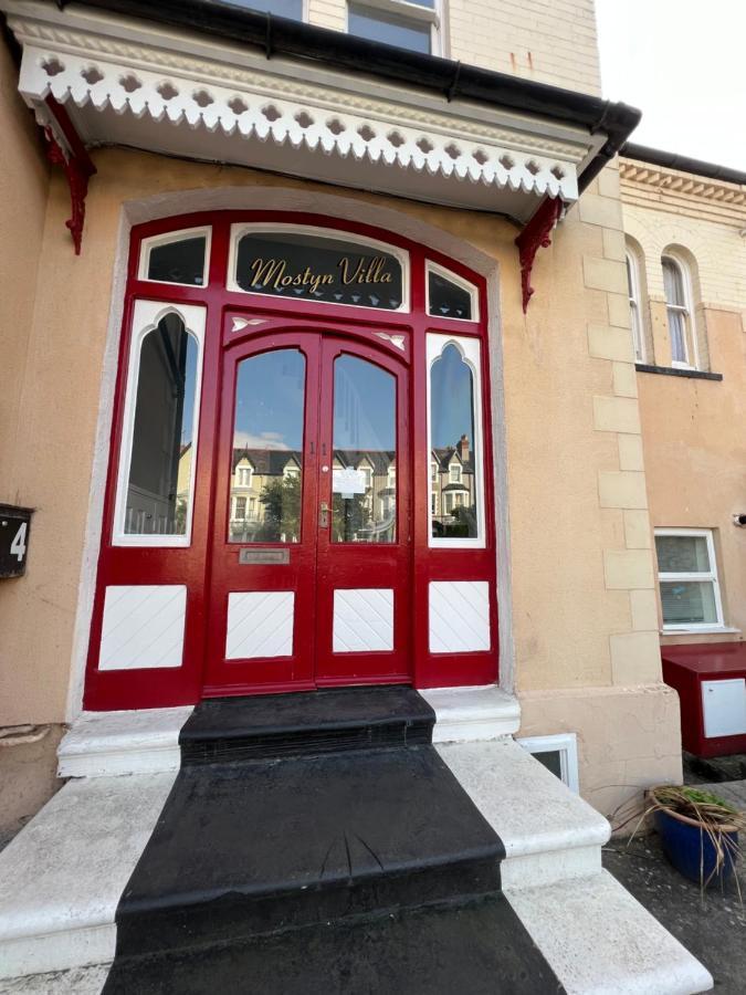 Mostyn 4 Free Private Parking Apartment *