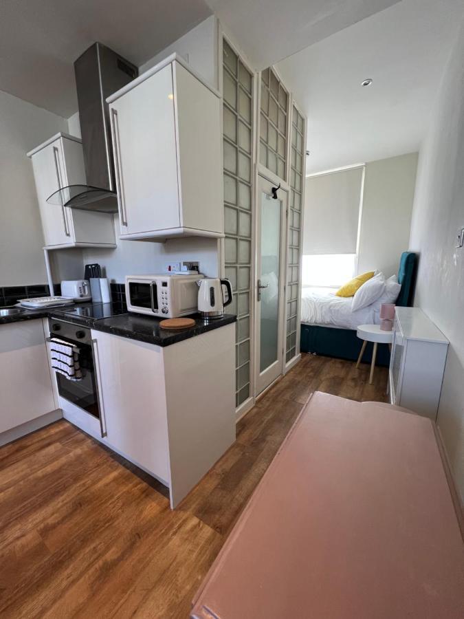 Mostyn 4 Free Private Parking Apartment *
