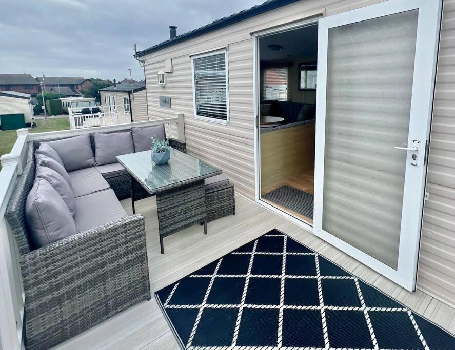 8 Berth Pet Friendly Caravan, Penrhyn Bay, *