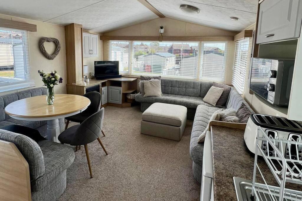 8 Berth Pet Friendly Caravan, Penrhyn Bay, *
