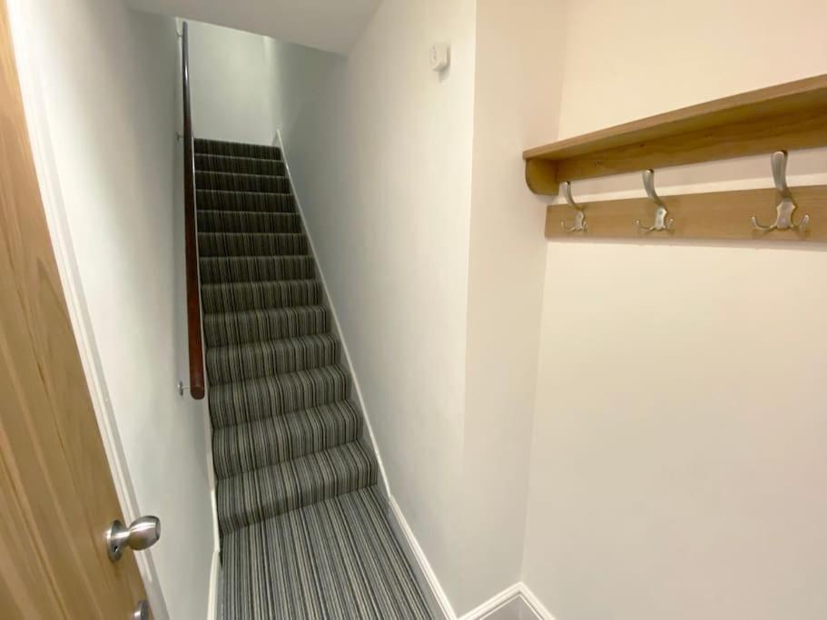 Llandudno, Private Parking Near To Beach, Pier & Shops *